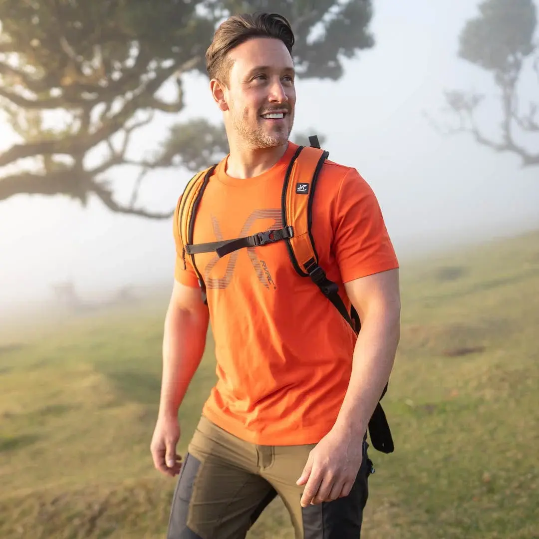 Camiseta con logotipo gráfico sencillo para hombre, color calabaza